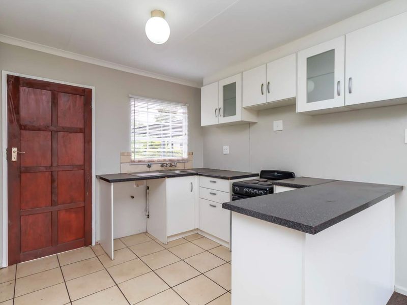 LOVELY THREE BEDROOM TOWNHOUSE - Photo 7