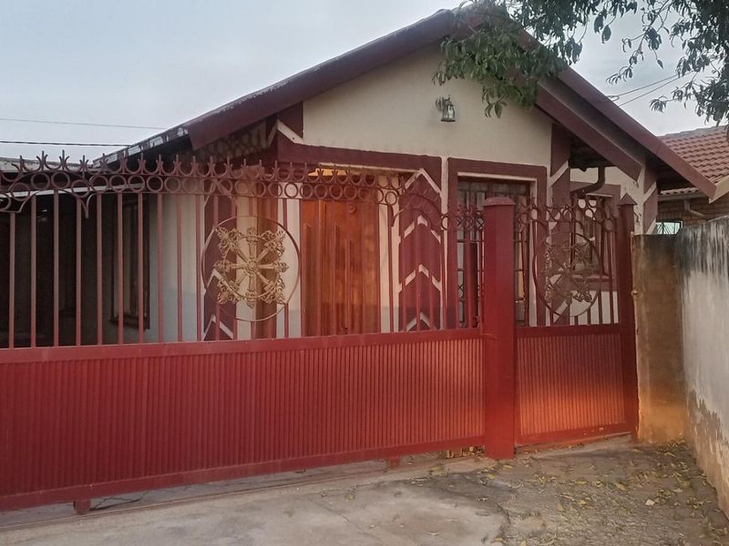 Mahube Valley 2-Bed House: Space, Parking & Extra Income Room - Photo 1