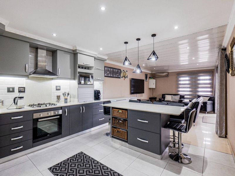 Modern pet friendly simplex - Photo 2