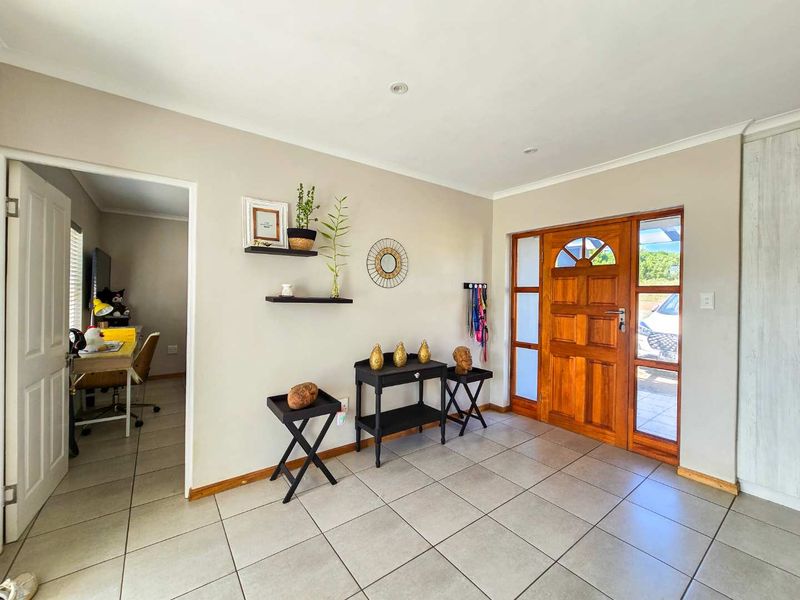 Modern family home for sale in Stilbaai-Wes. - Photo 7