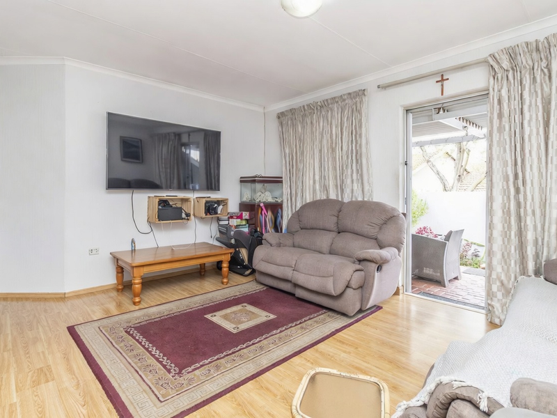 Perfect 3 bedroom Townhouse in a Secure Complex in Northwold - Photo 2