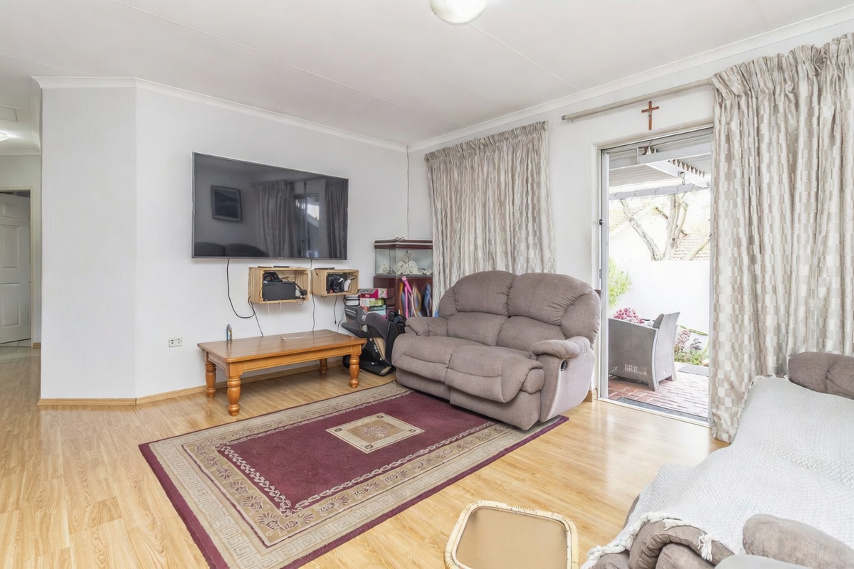 Perfect 3 bedroom Townhouse in a Secure Complex in Northwold - Photo 2