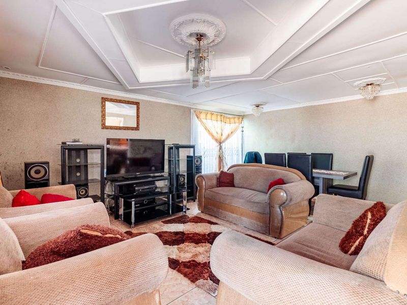 3 Bedroom Modern family home in Kwanobuhle, Uitenhage - Photo 5