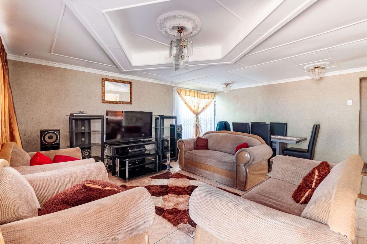 3 Bedroom Modern family home in Kwanobuhle, Uitenhage - Photo 5