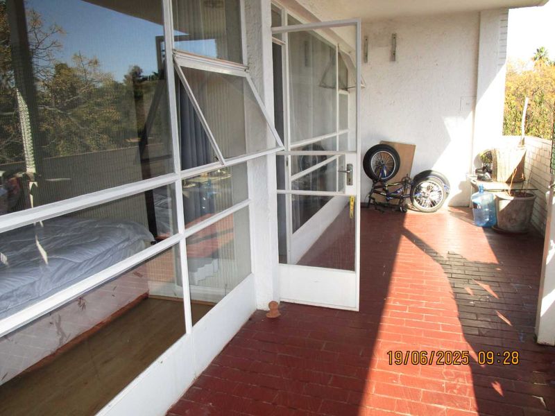 SPACIOUS 3 BED APARTMRNT IN QUIET COMPLEX IN BTAMLEY PARK - Photo 4