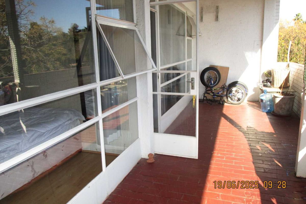 SPACIOUS 3 BED APARTMRNT IN QUIET COMPLEX IN BTAMLEY PARK - Photo 4