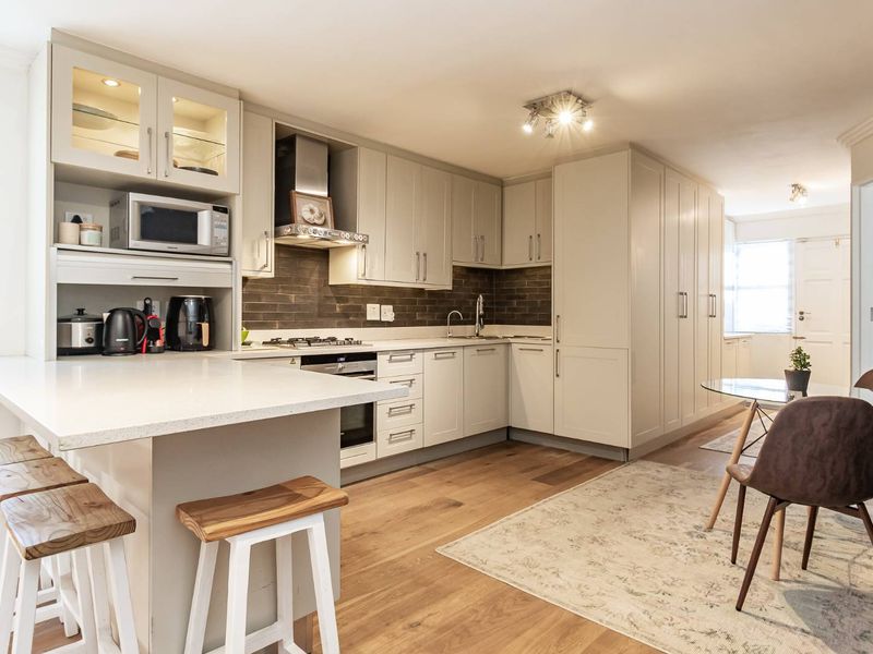 Stylish North facing lock-up & go - Photo 4