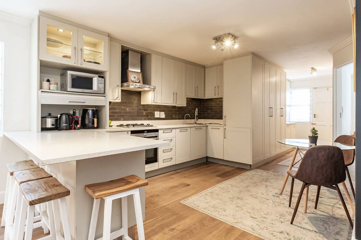 Stylish North facing lock-up & go - Photo 4