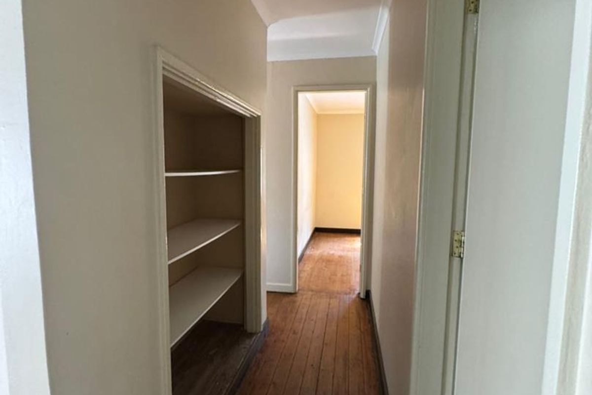 To Let: - Photo 5