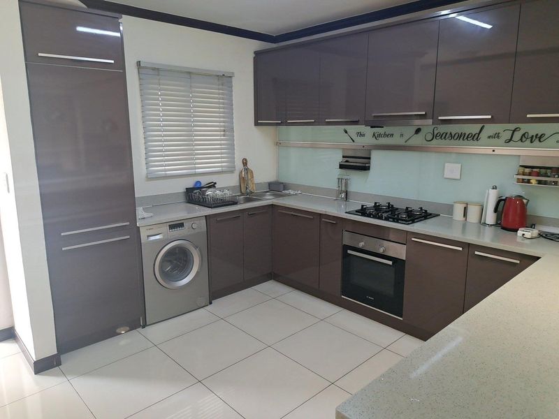 Modern 2-Bedroom Apartment in Secure Carlswald Complex with Balcony. - Photo 2