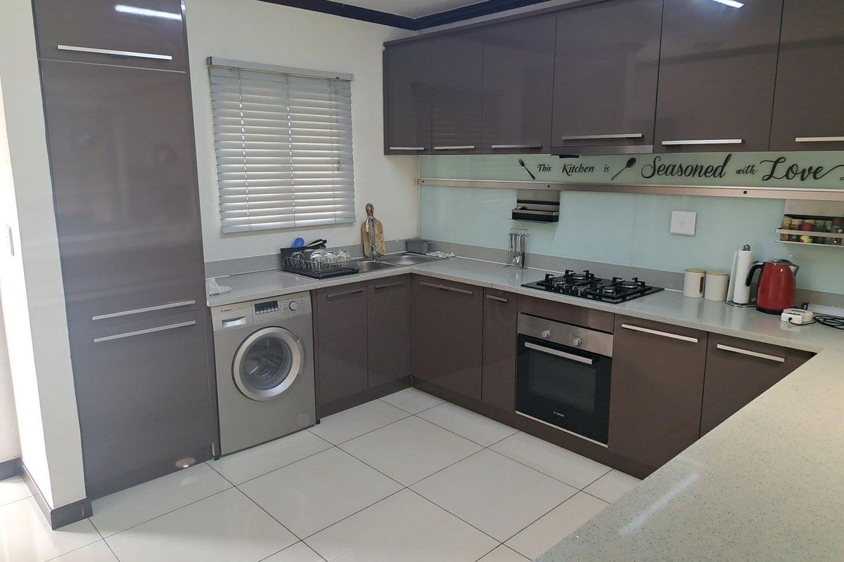 Modern 2-Bedroom Apartment in Secure Carlswald Complex with Balcony. - Photo 2