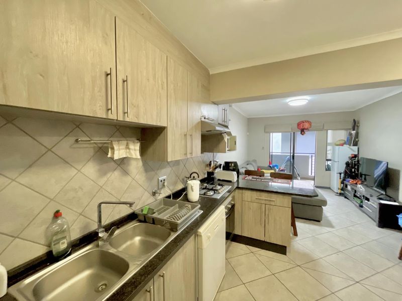 ***Modern 2 Bed & 2 Bath Apartment - Young Professional, Couples or Students - Walking distance -Tuks and Loftus and Next to Garden Court Hotel*** - Photo 2