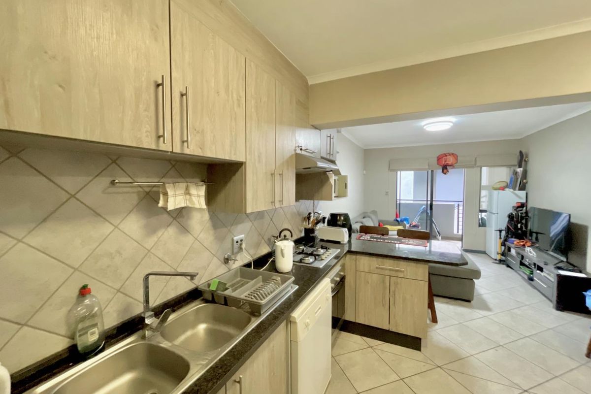 ***Modern 2 Bed & 2 Bath Apartment - Young Professional, Couples or Students - Walking distance -Tuks and Loftus and Next to Garden Court Hotel*** - Photo 2