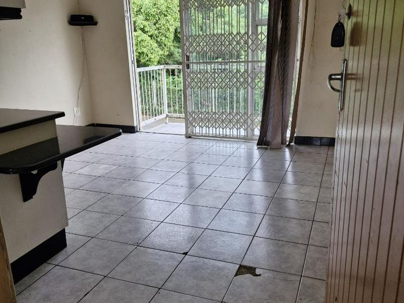 🏡 3-Bedroom First-Floor Apartment to Rent in Phoenix – Secure Complex with Pool - Photo 6