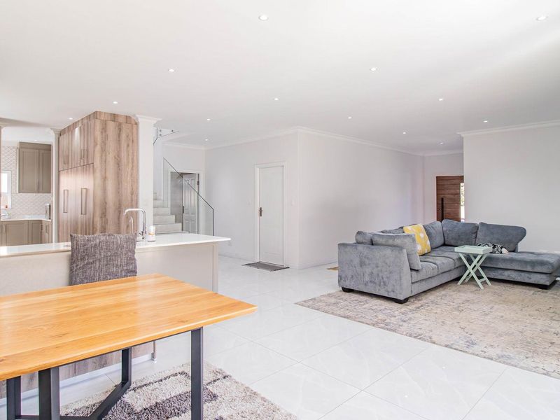 Luxurious 4 Bedroom Family Home in Exclusive Ten Ten Estate, Craigavon - Photo 8