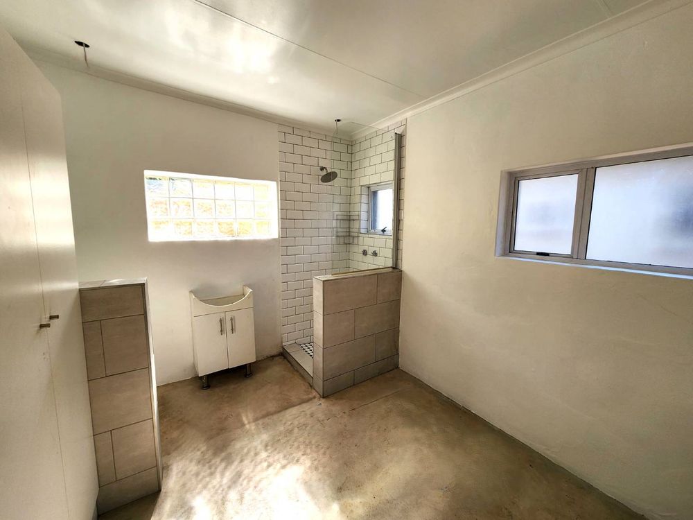 Flatlet bedroom with open plan bathroom