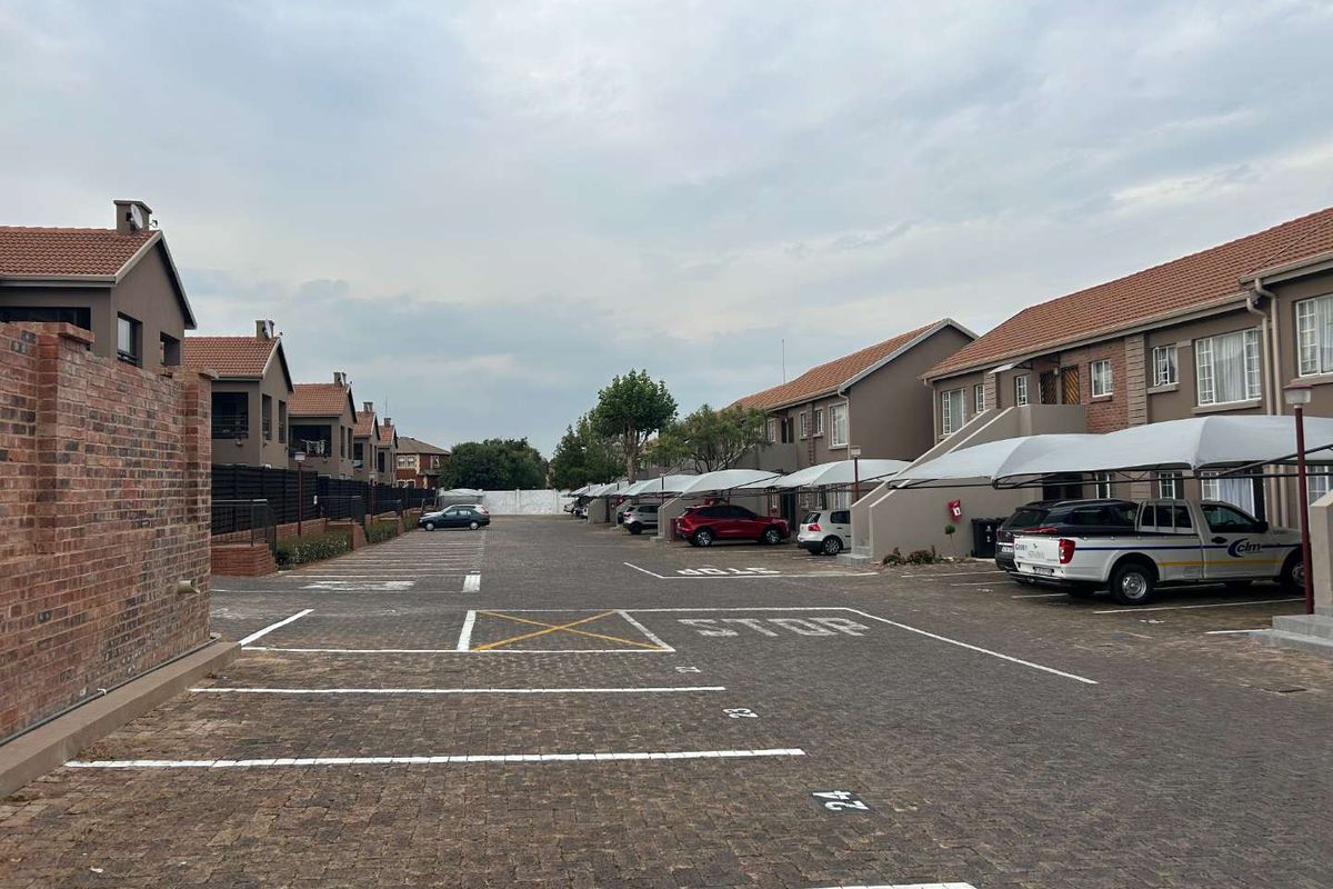 Ground floor with covered patio. - Photo 4