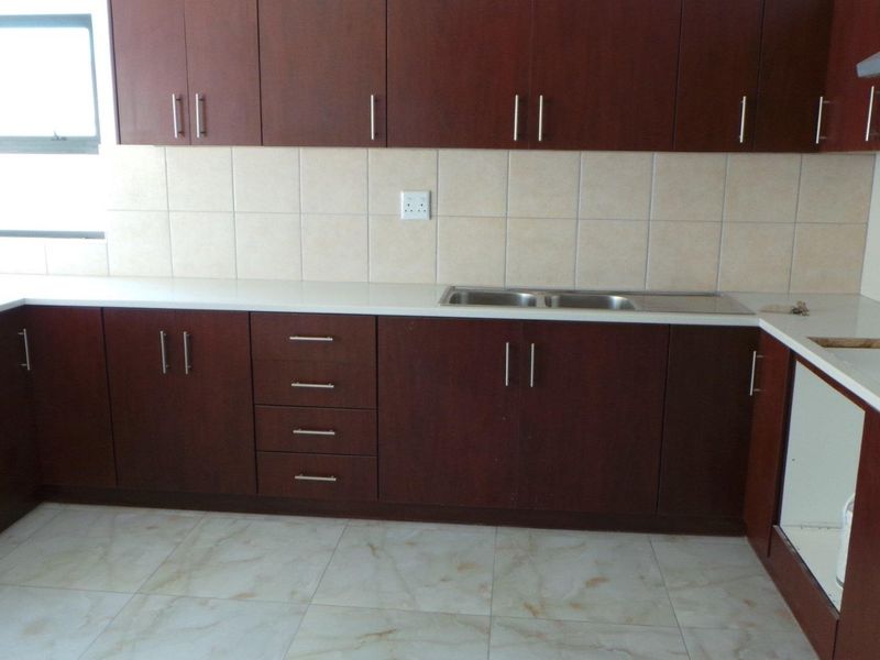 House with 10 Flats perfect to Trade of Live and earn an rental income. - Photo 2