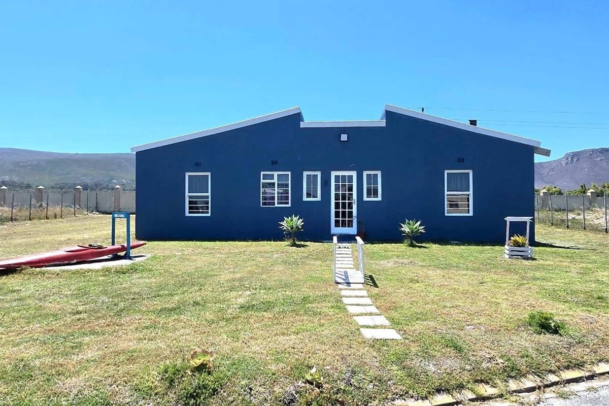 Coastal Charm: Furnished 2-Bedroom Home in Franskraal Cul-de-Sac - Photo 3