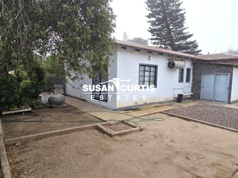 Family-Friendly House Featuring BBQ Room & Secure Enclosed Yard - Photo 6