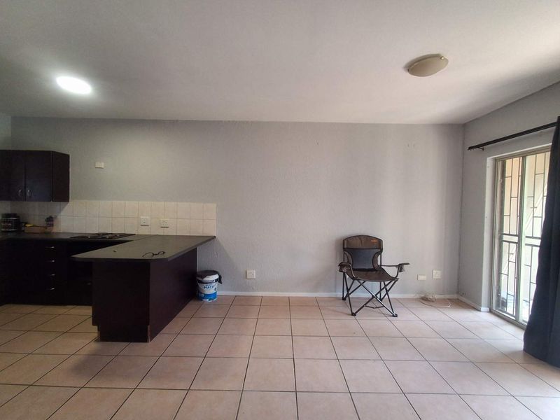 Stunning 1 bedroom ground floor apartment in Willowbrook - Photo 2