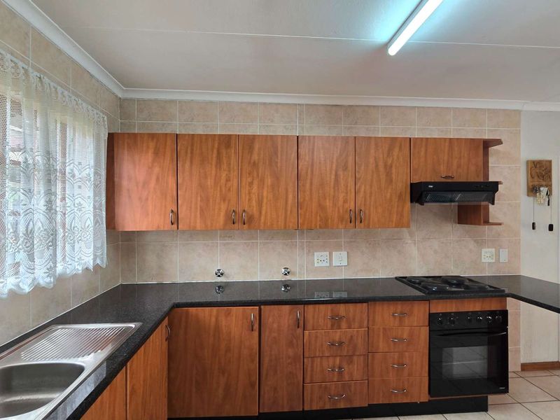 Neat and cozy 2 bedroom retirement home in secure complex in Montana - Photo 2