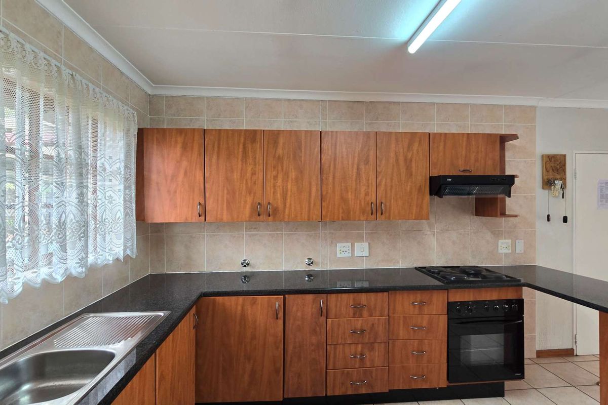 Neat and cozy 2 bedroom retirement home in secure complex in Montana - Photo 2