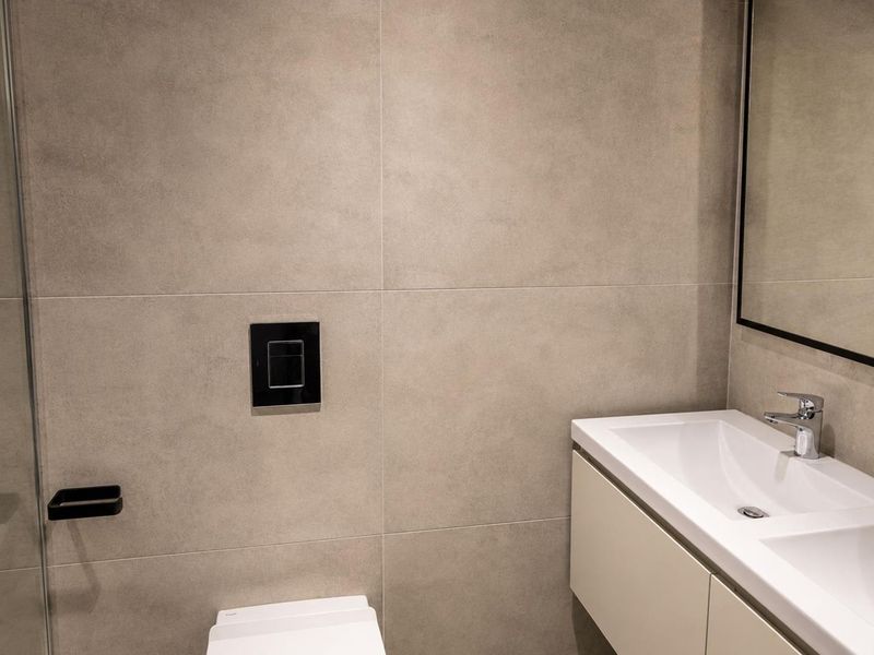 Modern 3 Bedroom/2 Bathroom to Let - Photo 4