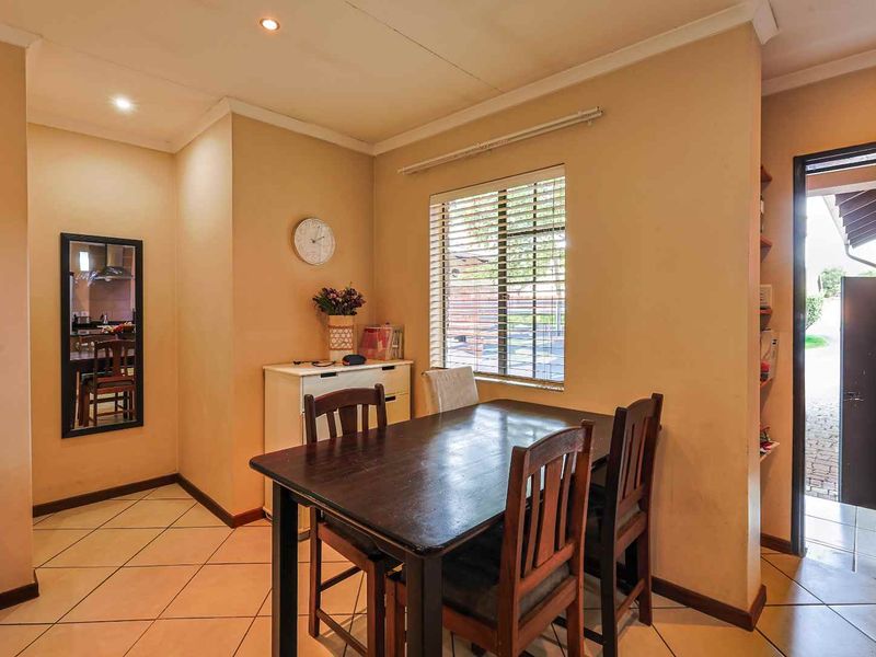 Spacious 3-bedroom townhouse available to rent. - Photo 3