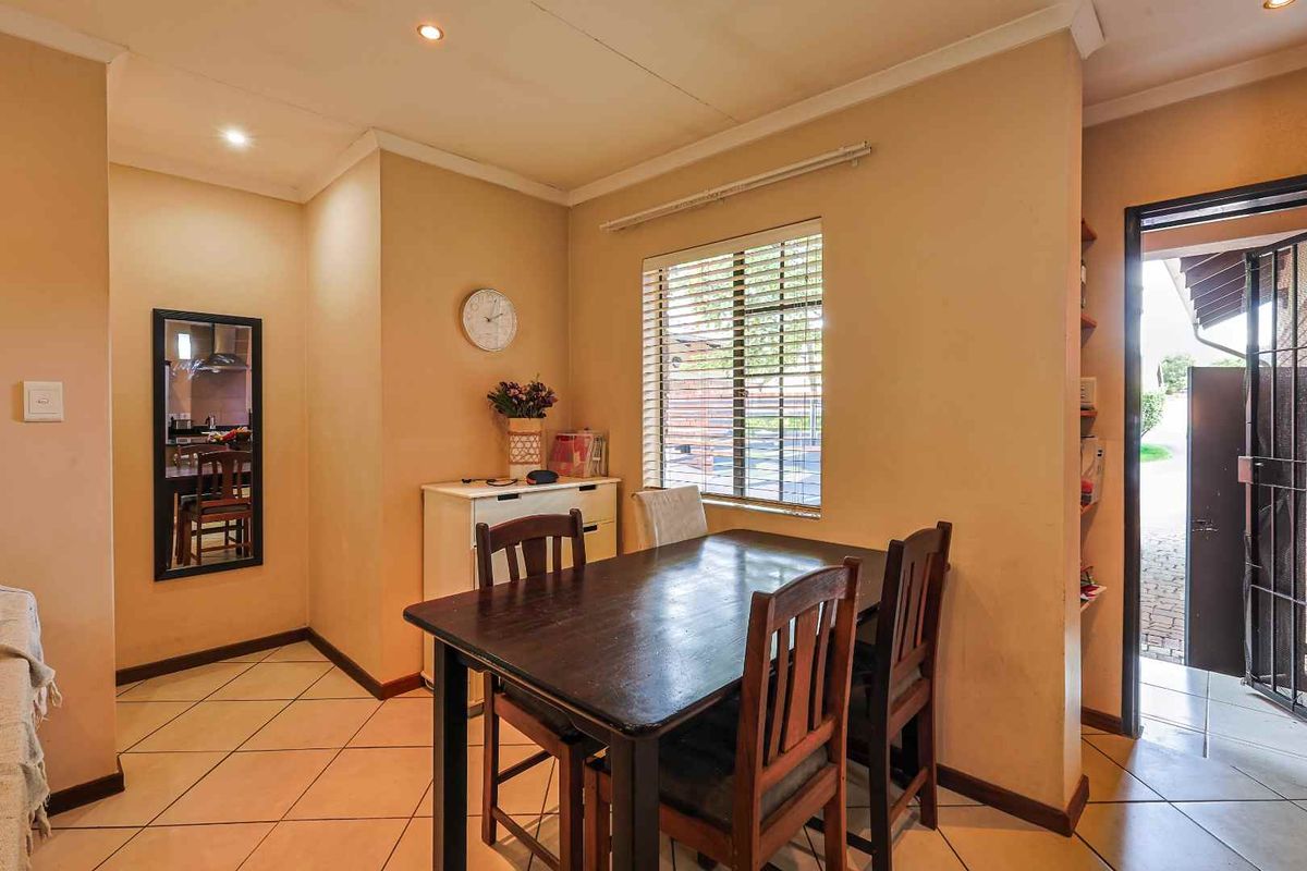 Spacious 3-bedroom townhouse available to rent. - Photo 3