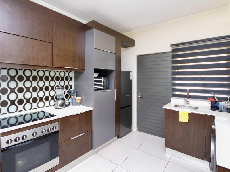 2 bedroom 1 bath Apartment in Rivonia - Photo 5