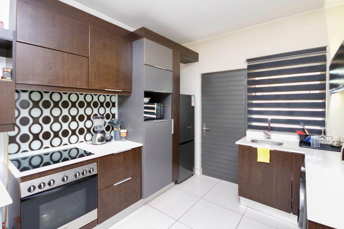 2 bedroom 1 bath Apartment in Rivonia - Photo 5