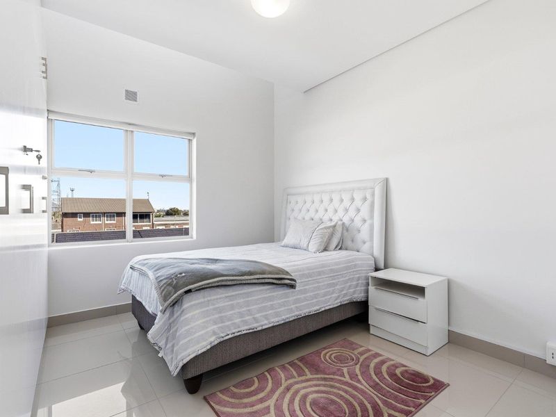 Convenient, Secure Top-Floor Apartment in Edgemead! - Photo 9