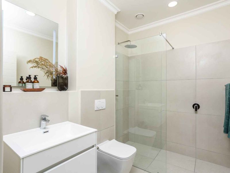 Contemporary Two-Bedroom Luxury Suite at Val de Vie Evergreen - Photo 10