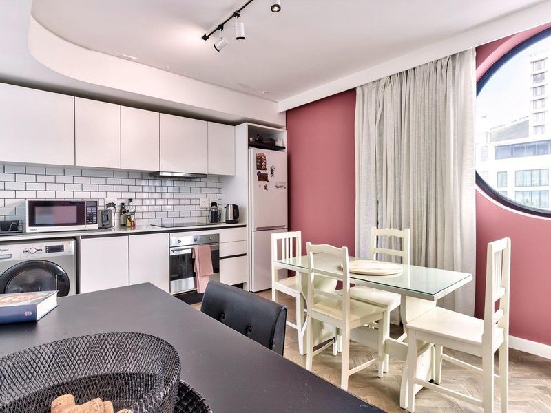 Stylish City Living and Airbnb with Iconic Design & good Views - Photo 4