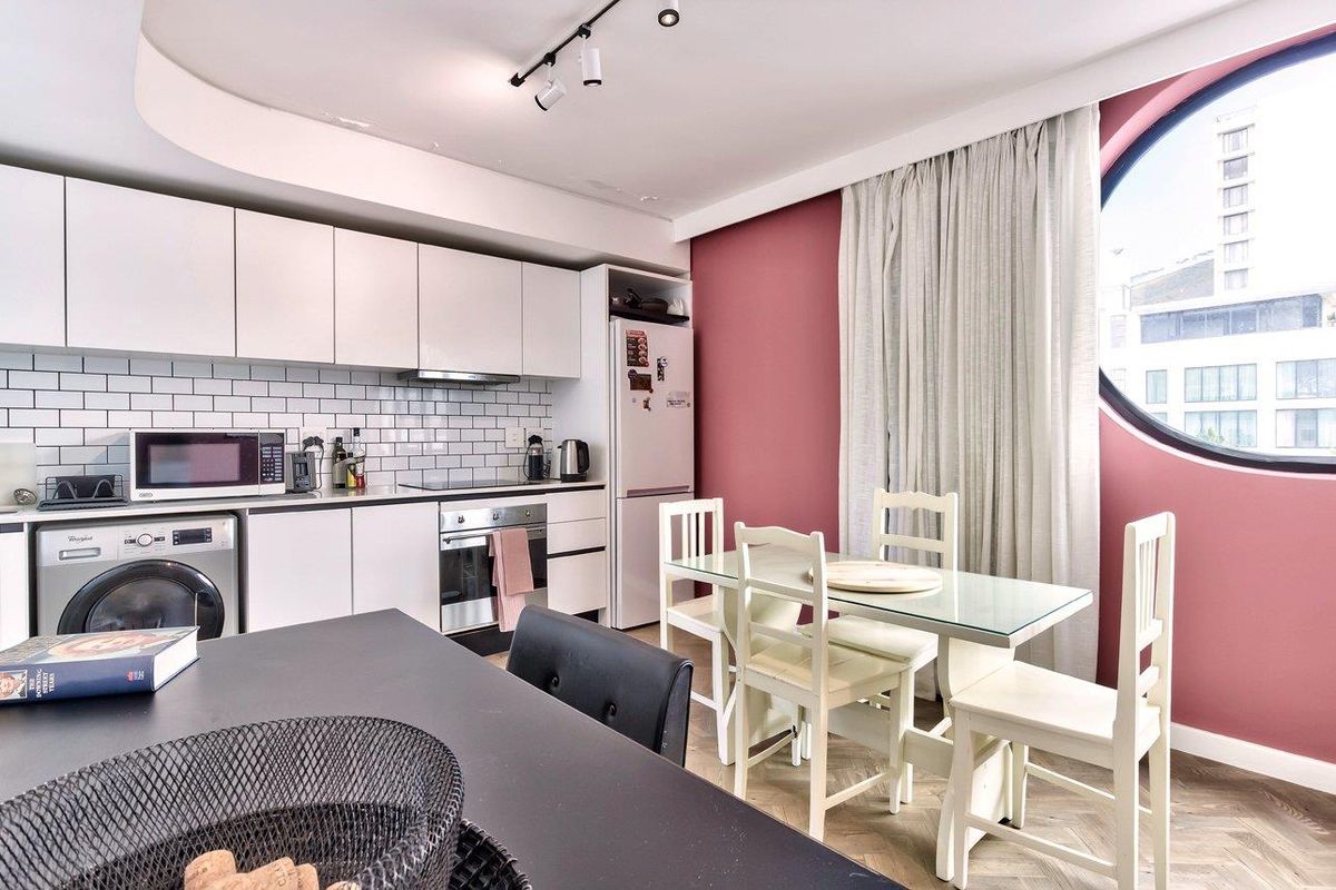 Stylish City Living and Airbnb with Iconic Design & good Views - Photo 4