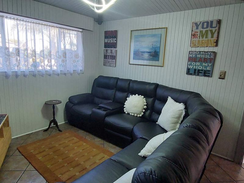 3 bedroom Entertainer with 2 bed Flat on Corner Stand - Photo 4