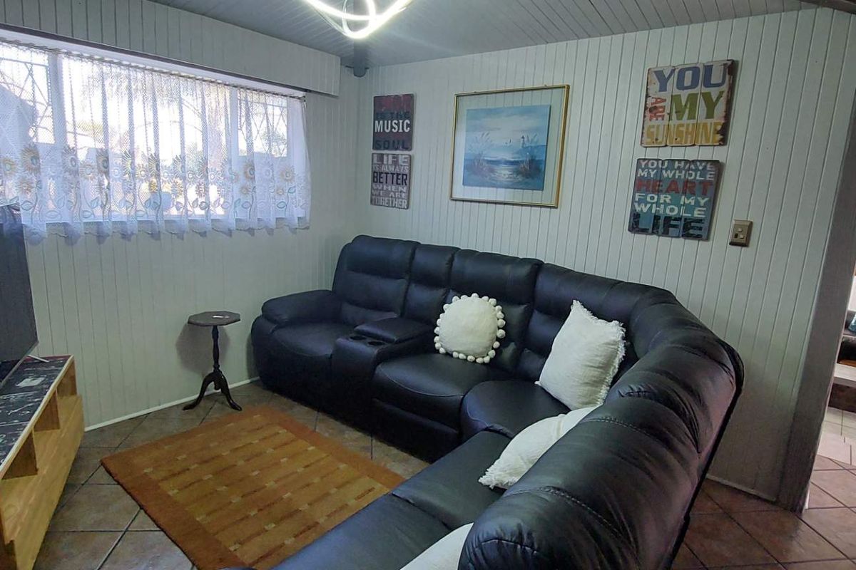 3 bedroom Entertainer with 2 bed Flat on Corner Stand - Photo 4