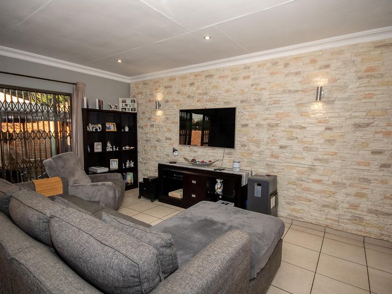 Stunning 3 bedroom simplex for rent - Photo 4