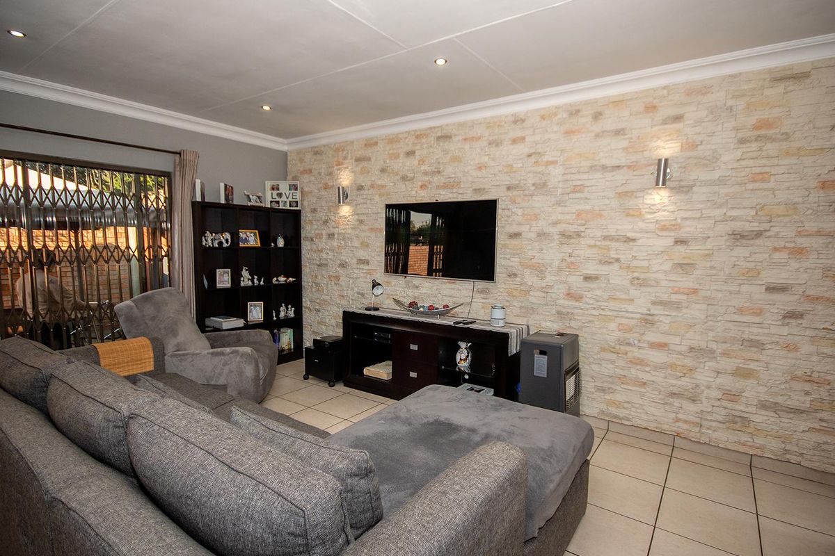 Stunning 3 bedroom simplex for rent - Photo 4