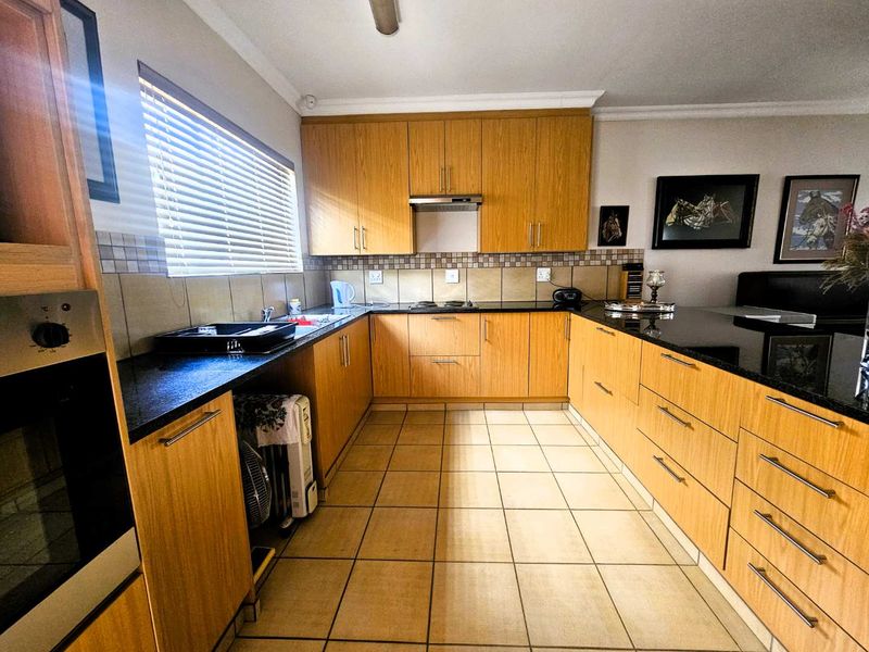 Modern 1-Bedroom Townhouse — Ideal Retirement Living, 100m from Stirling Hospital - Photo 7