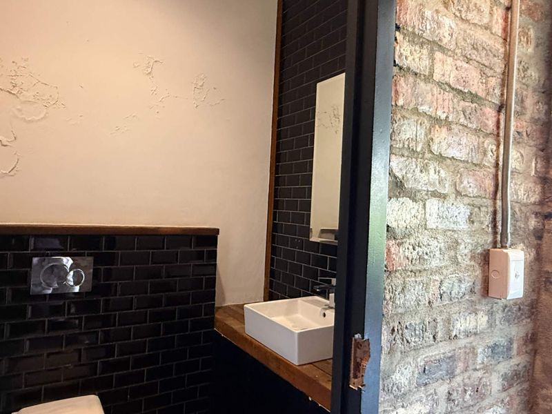 115m2 office with great natural light and views to let - Photo 9