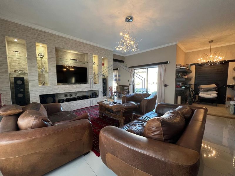 LUXURIOUS PROPERTY WITH EXQUISITE FINISHES - Photo 6