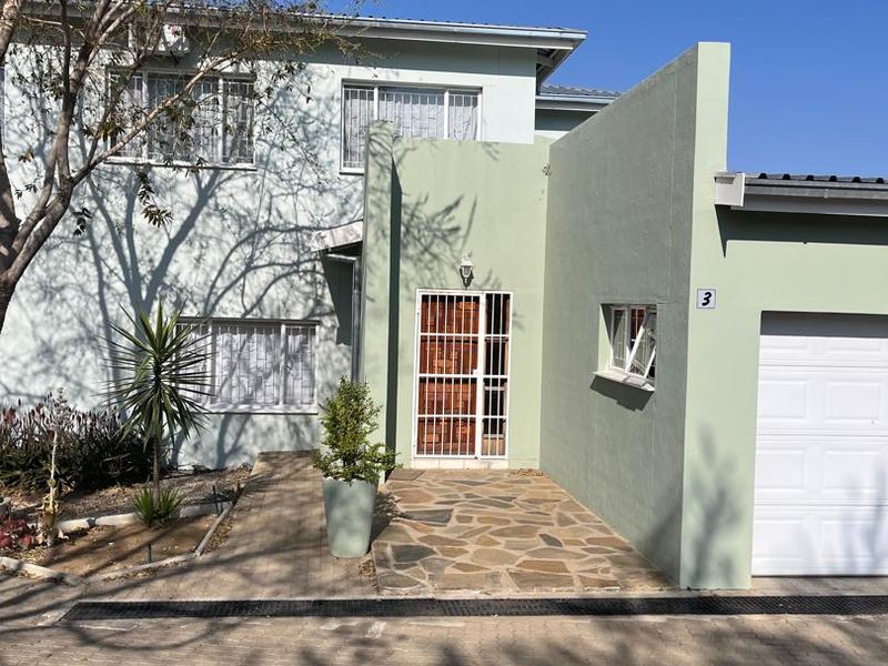 MODERN, UPMARKET 3 BEDROOM TOWNHOUSE FOR SALE IN THE WELL SOUGHT-AFTER OLYMPIA NEIGHBORHOOD: MOUNAIN VIEW!! - Photo 2