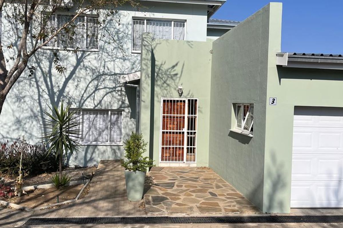 MODERN, UPMARKET 3 BEDROOM TOWNHOUSE FOR SALE IN THE WELL SOUGHT-AFTER OLYMPIA NEIGHBORHOOD: MOUNAIN VIEW!! - Photo 2