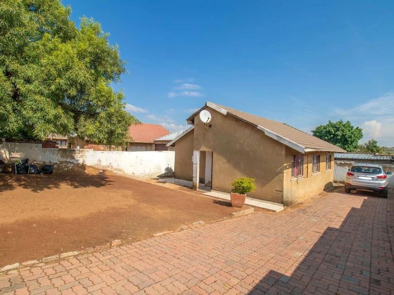 3 Bedroom House for Sale in Cosmo City - Photo 2