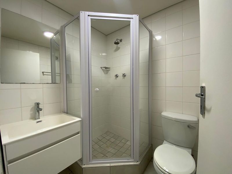 Beautifully renovated and furnished 2 Bed 1 Bath with Balcony - Photo 4