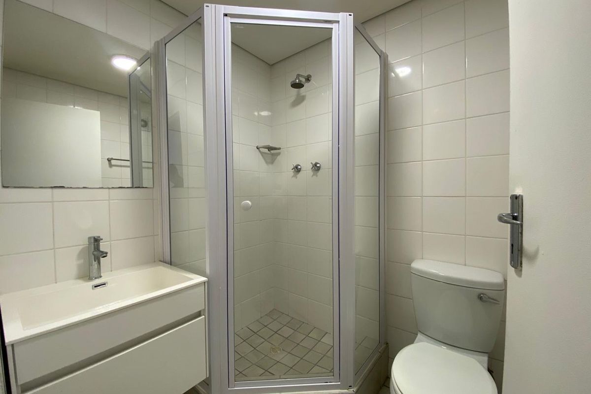 Beautifully renovated and furnished 2 Bed 1 Bath with Balcony - Photo 4