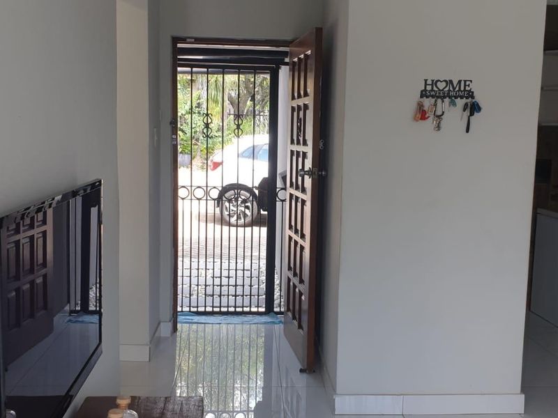 Spacious 3-Bedroom Family Home in Rooihuiskraal - Photo 6