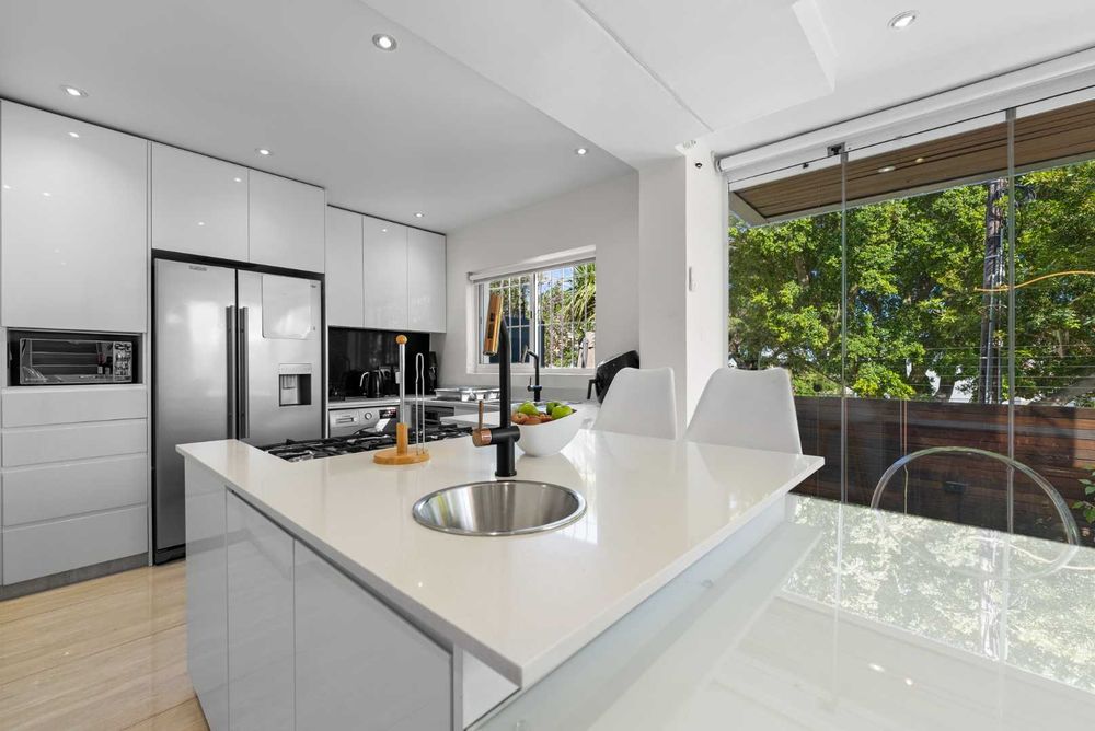 Fully equipped kitchen. Gas stove.